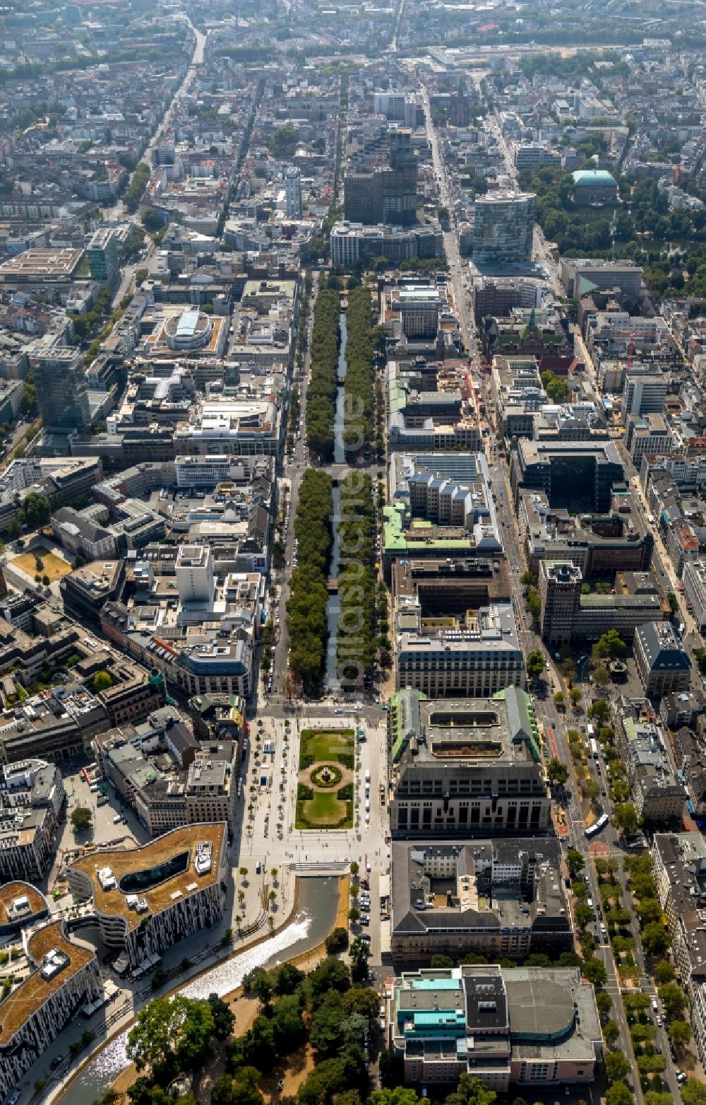 Düsseldorf aus der Vogelperspektive: Straßenführung der Königsallee mit Stadtgraben in Düsseldorf im Bundesland Nordrhein-Westfalen, Deutschland