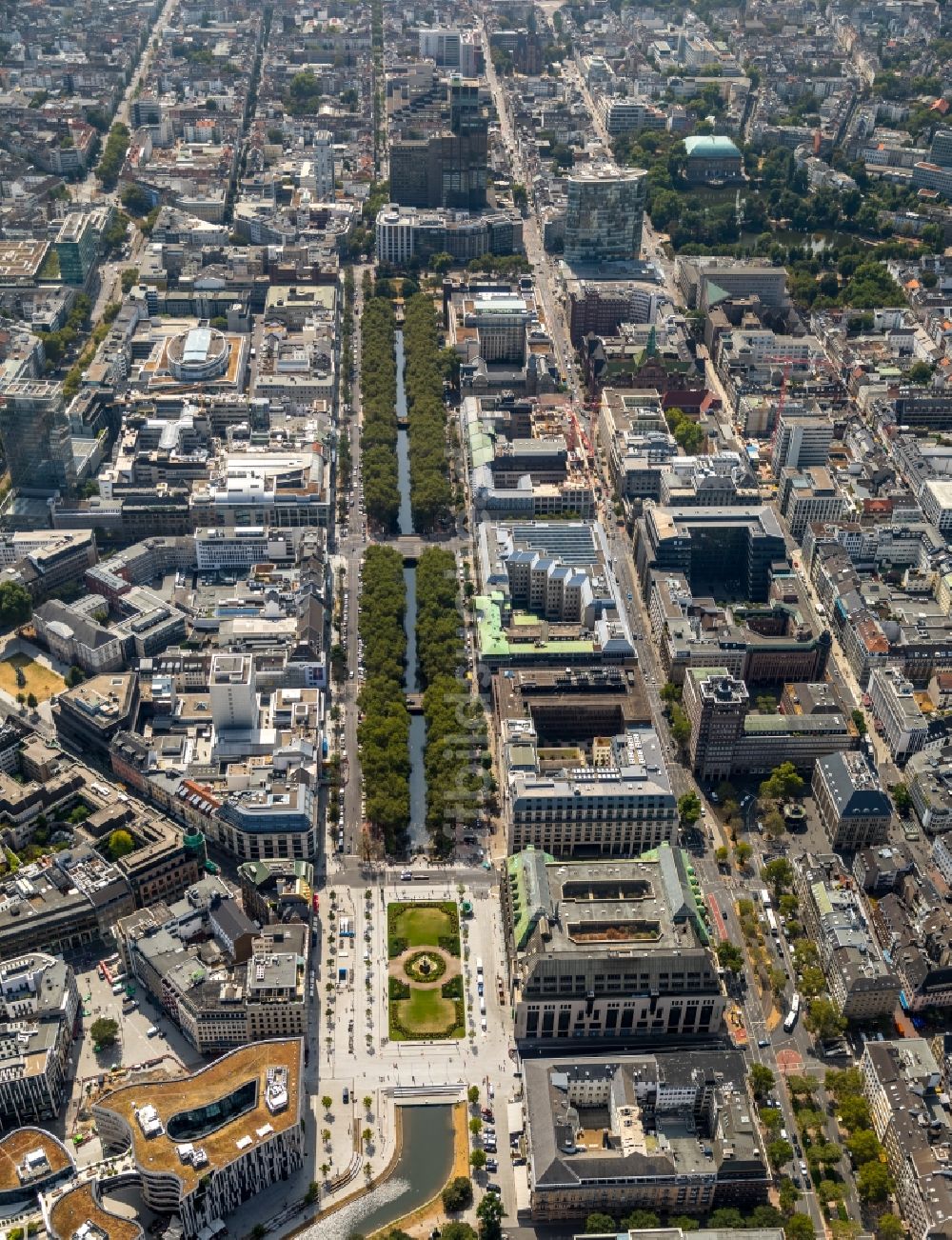 Luftaufnahme Düsseldorf - Straßenführung der Königsallee mit Stadtgraben in Düsseldorf im Bundesland Nordrhein-Westfalen, Deutschland