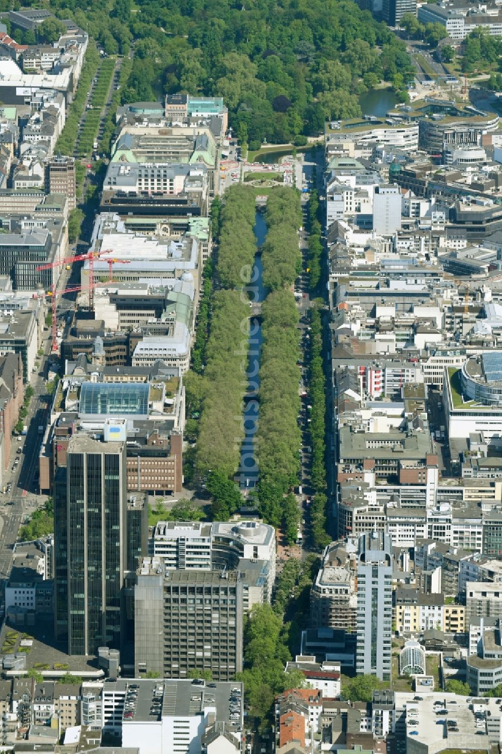 Luftbild Düsseldorf - Straßenführung der Königsallee mit Stadtgraben in Düsseldorf im Bundesland Nordrhein-Westfalen, Deutschland