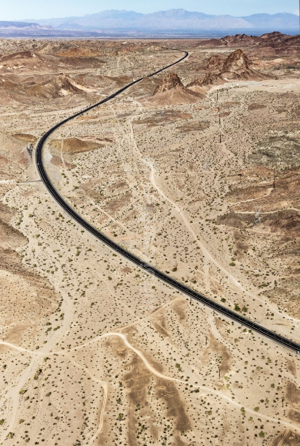 Lake Havasu City von oben - Straßenführung in Lake Havasu City in Arizona, USA