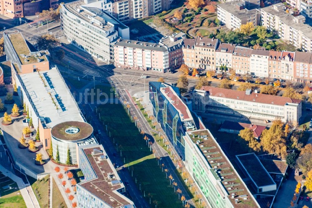 Luftaufnahme Karlsruhe - Straßenführung der Ludwig-Erhard-Allee mit Scheck-In Center, Volksbank Karlsruhe eG - Hauptverwaltung, Friedrich-List-Schule im Ortsteil Oststadt in Karlsruhe im Bundesland Baden-Württemberg, Deutschland