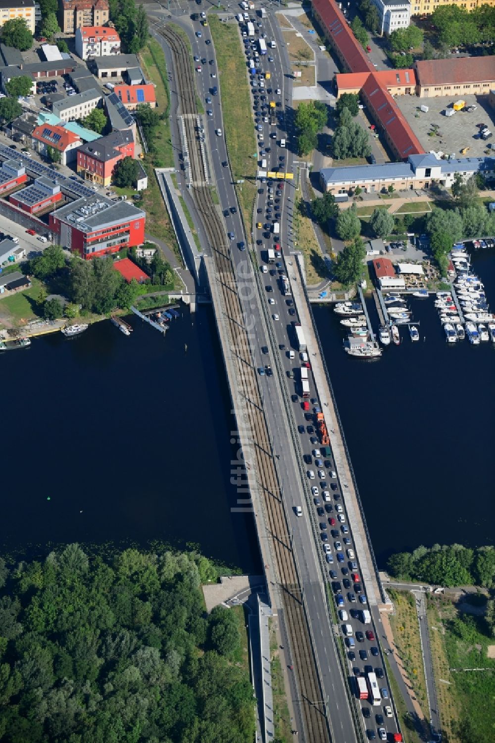 Potsdam aus der Vogelperspektive: Straßenführung der Nuthestraße über die Humboldtbrücke in Potsdam im Bundesland Brandenburg, Deutschland