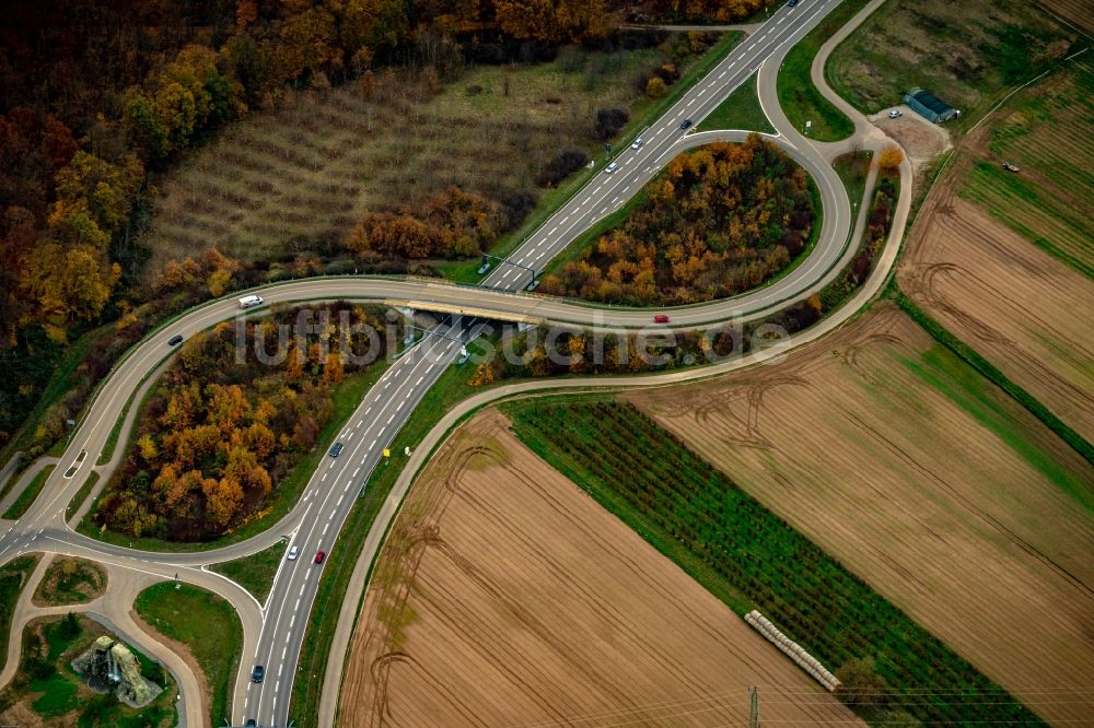 Rust von oben - Straßenführung Ortsverbindung Schlußstelle BAB 5 Ringsheim nach Rust in Rust im Bundesland Baden-Württemberg, Deutschland