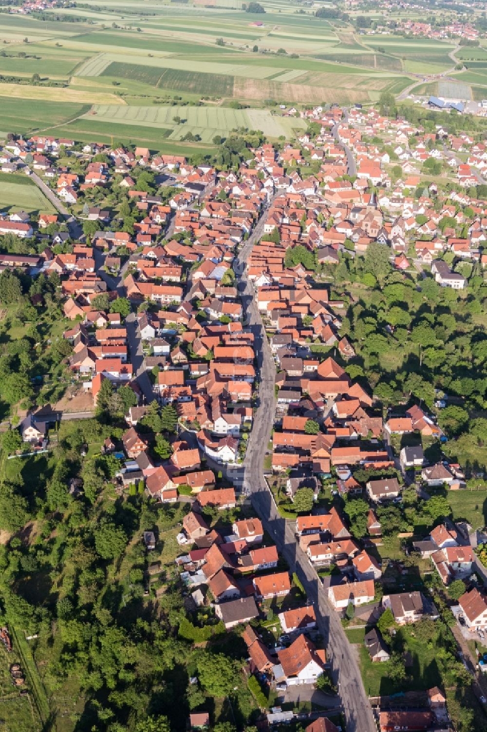 Surbourg aus der Vogelperspektive: Straßenführung der Rue du Maréchal Leclerc in Surbourg in Grand Est, Frankreich