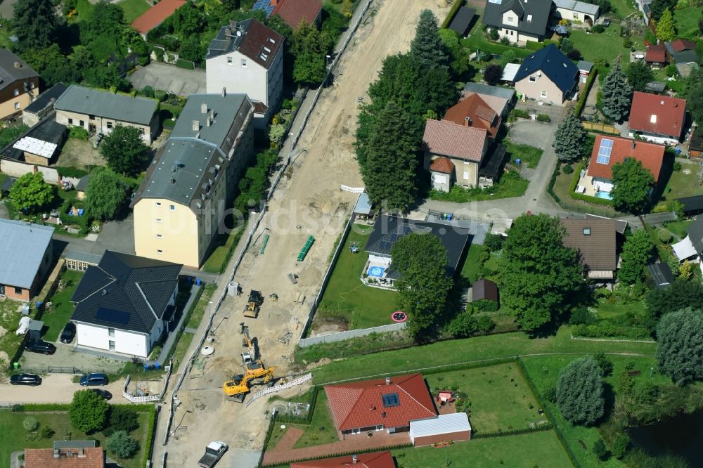 Fredersdorf-Vogelsdorf von oben - Straßenführung und Sanierungsarbeiten entlang der Altlandsberger Chaussee im Ortsteil Fredersdorf in Fredersdorf-Vogelsdorf im Bundesland Brandenburg, Deutschland