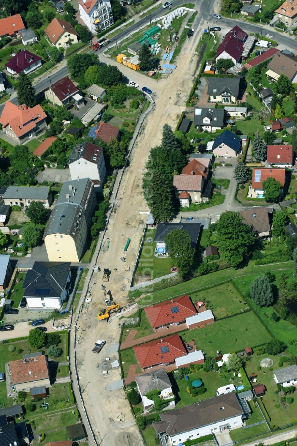 Fredersdorf-Vogelsdorf aus der Vogelperspektive: Straßenführung und Sanierungsarbeiten entlang der Altlandsberger Chaussee im Ortsteil Fredersdorf in Fredersdorf-Vogelsdorf im Bundesland Brandenburg, Deutschland