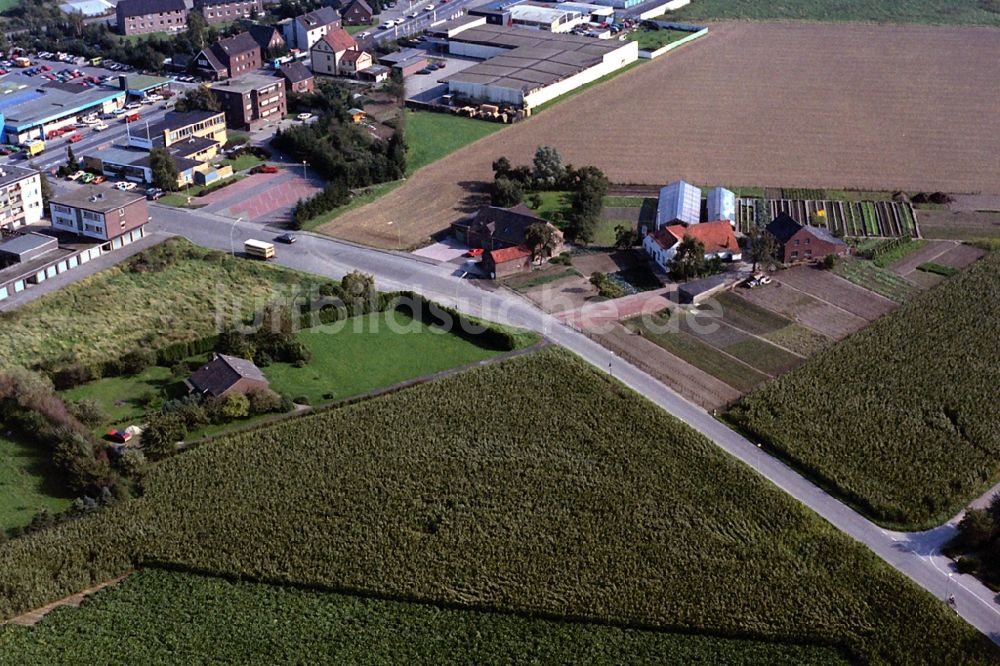 Kamp-Lintfort aus der Vogelperspektive: Straßenführung der Schanzstraße im Ortsteil Niersenbruch in Kamp-Lintfort im Bundesland Nordrhein-Westfalen