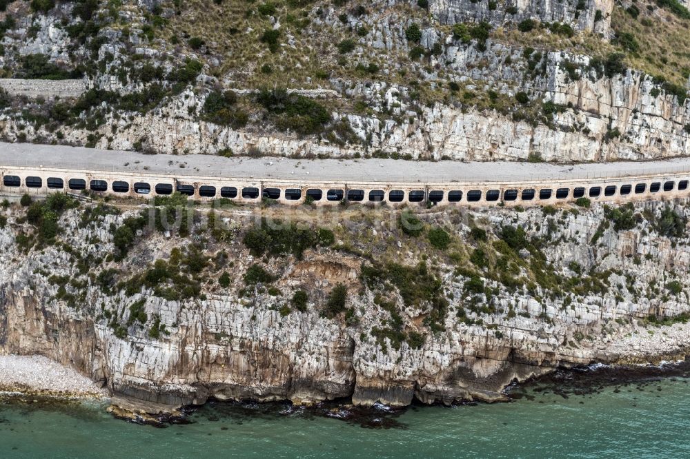 Luftaufnahme Gaeta - Straßenführung der Strada statale SR 213 an der Mittelmeerküste bei Gaeta in Italien