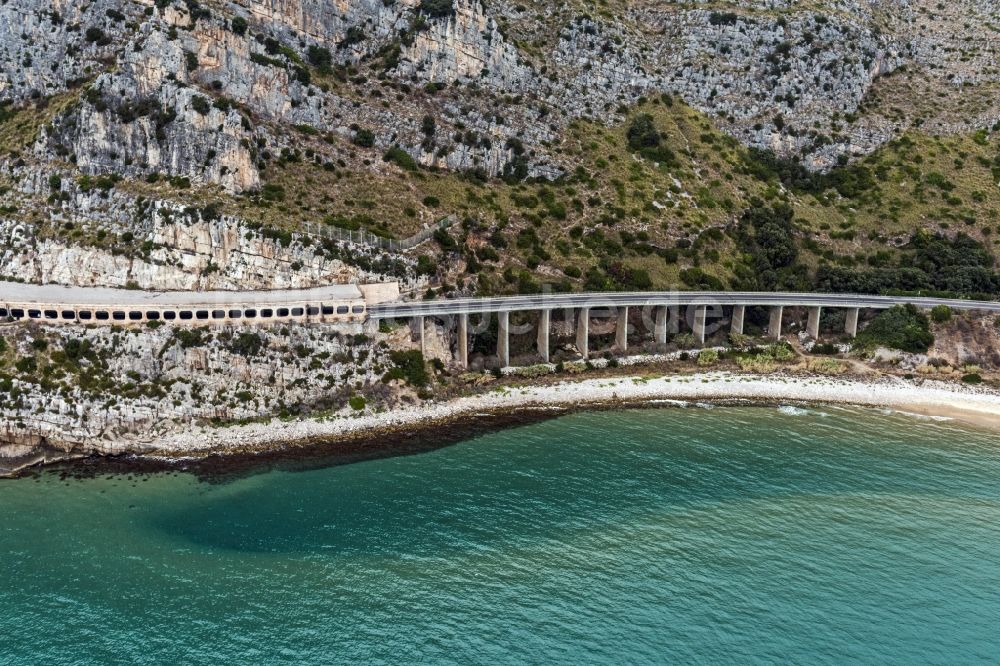 Gaeta von oben - Straßenführung der Strada statale SR 213 an der Mittelmeerküste bei Gaeta in Italien