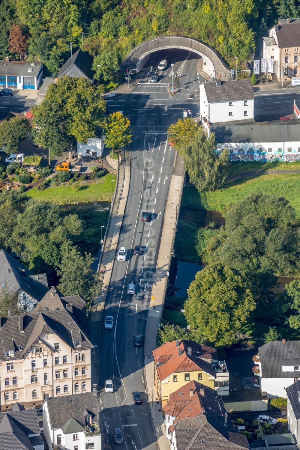 Luftbild Arnsberg - Straßenführung und Tunnelbauwerk der B229 an der Ruhr in Arnsberg im Bundesland Nordrhein-Westfalen, Deutschland