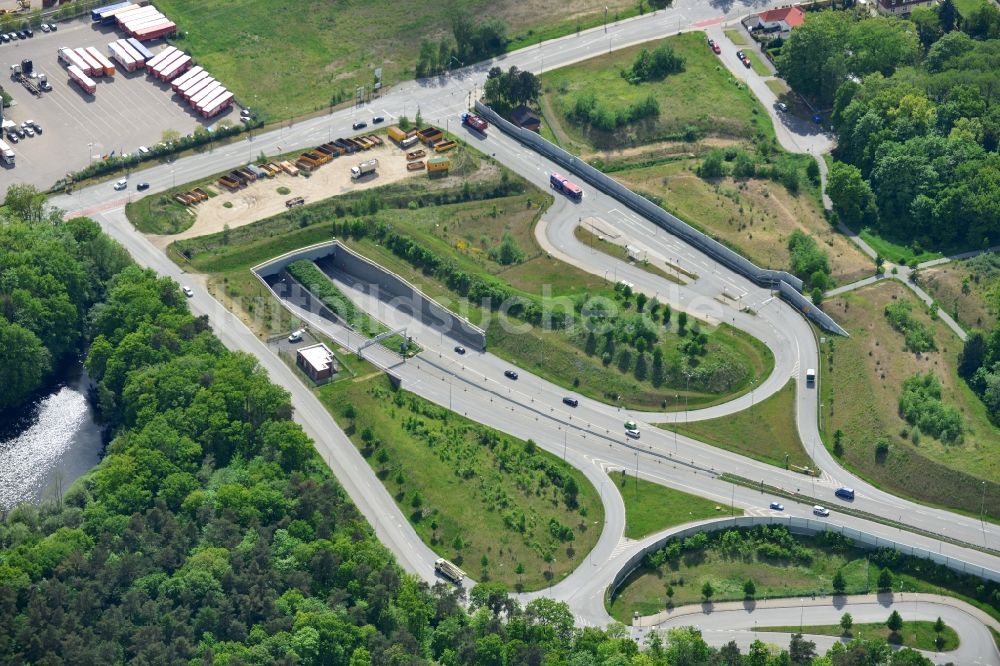 Luftaufnahme Lübeck - Straßenführung im Tunnelbauwerk zur Uferquerung der Trave in Lübeck im Bundesland Schleswig-Holstein