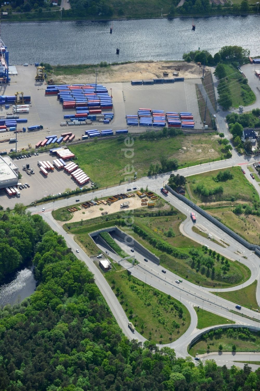 Lübeck von oben - Straßenführung im Tunnelbauwerk zur Uferquerung der Trave in Lübeck im Bundesland Schleswig-Holstein