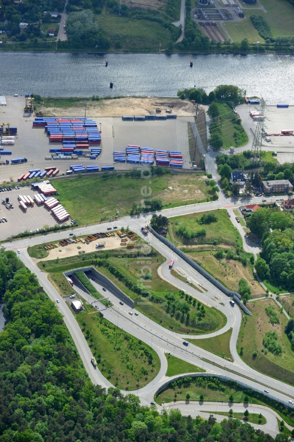 Lübeck aus der Vogelperspektive: Straßenführung im Tunnelbauwerk zur Uferquerung der Trave in Lübeck im Bundesland Schleswig-Holstein