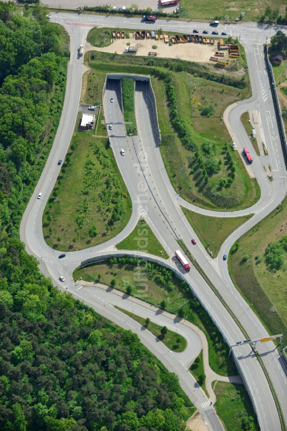 Luftaufnahme Lübeck - Straßenführung im Tunnelbauwerk zur Uferquerung der Trave in Lübeck im Bundesland Schleswig-Holstein