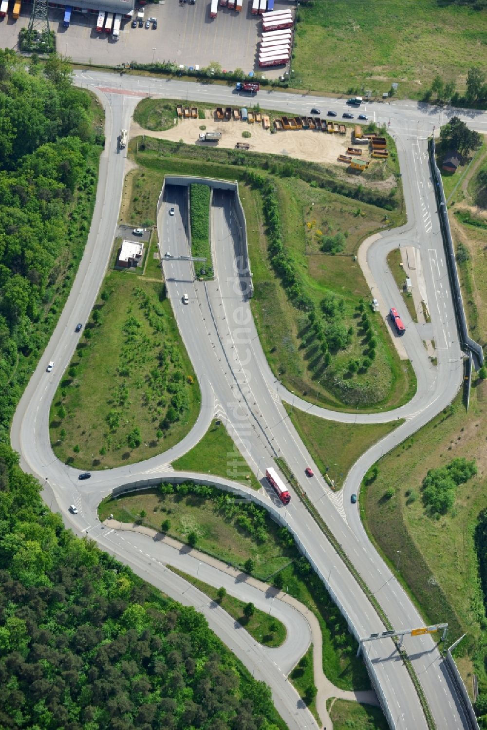 Lübeck von oben - Straßenführung im Tunnelbauwerk zur Uferquerung der Trave in Lübeck im Bundesland Schleswig-Holstein