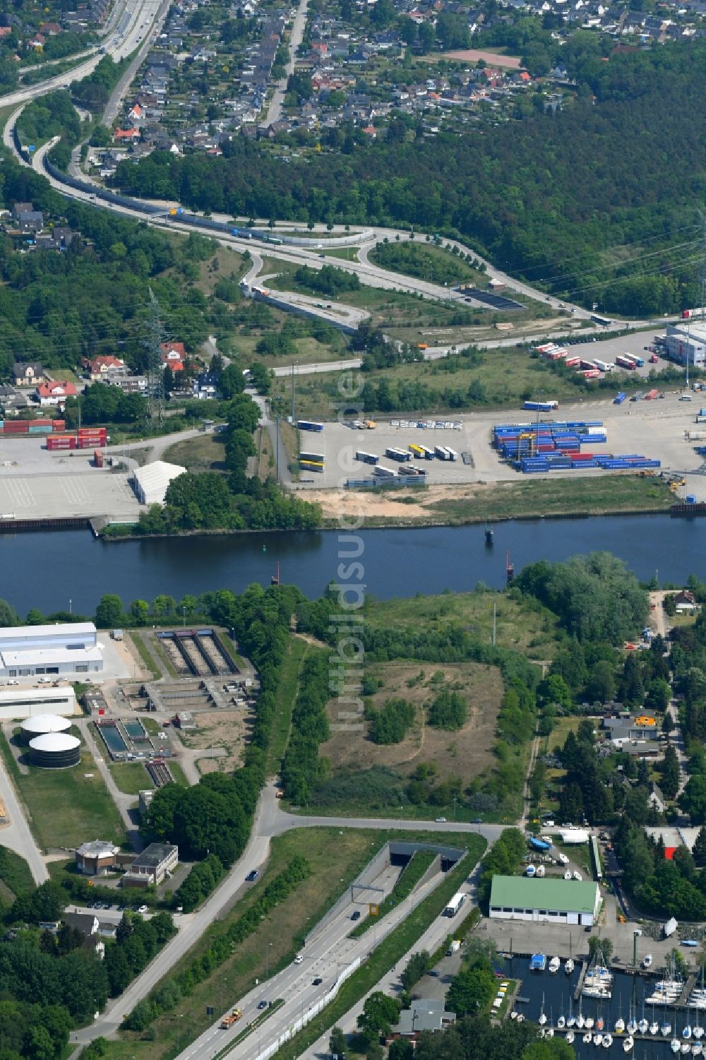 Luftaufnahme Lübeck - Straßenführung im Tunnelbauwerk zur Uferquerung der Trave in Lübeck im Bundesland Schleswig-Holstein