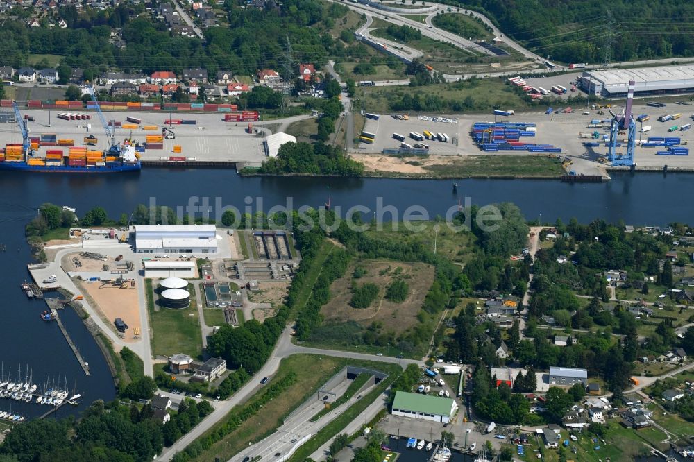 Lübeck von oben - Straßenführung im Tunnelbauwerk zur Uferquerung der Trave in Lübeck im Bundesland Schleswig-Holstein