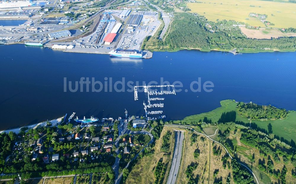 Rostock aus der Vogelperspektive: Straßenführung im Tunnelbauwerk zur Uferquerung der Warnowtunnel - Warnowquerung in Rostock im Bundesland Mecklenburg-Vorpommern, Deutschland