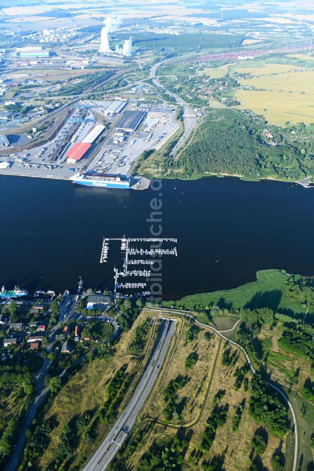 Luftbild Rostock - Straßenführung im Tunnelbauwerk zur Uferquerung der Warnowtunnel - Warnowquerung in Rostock im Bundesland Mecklenburg-Vorpommern, Deutschland