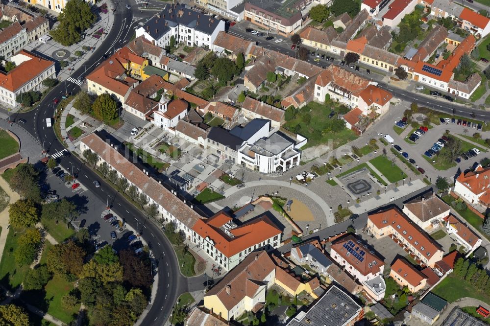 Sarvar aus der Vogelperspektive: Straßenführung der Várkerület u. in Sarvar in Vas, Ungarn