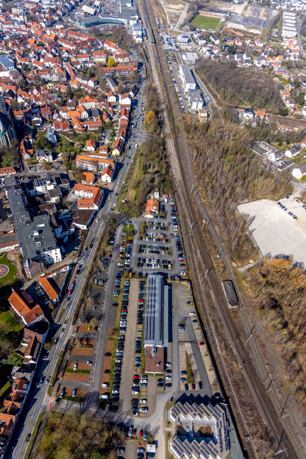 Soest aus der Vogelperspektive: Straßenführung Walburger-Osthofen-Wallstraße mit Gebäude des Fitnessstudios McFIT in Soest im Bundesland Nordrhein-Westfalen, Deutschland