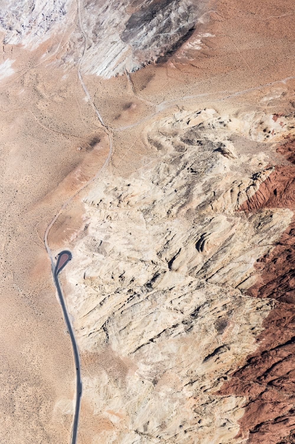 Luftbild Moapa Valley - Straßenführung mit Wendekreis und Parkmöglichkeit Fire Canyon Parking in Moapa Valley in Nevada, USA