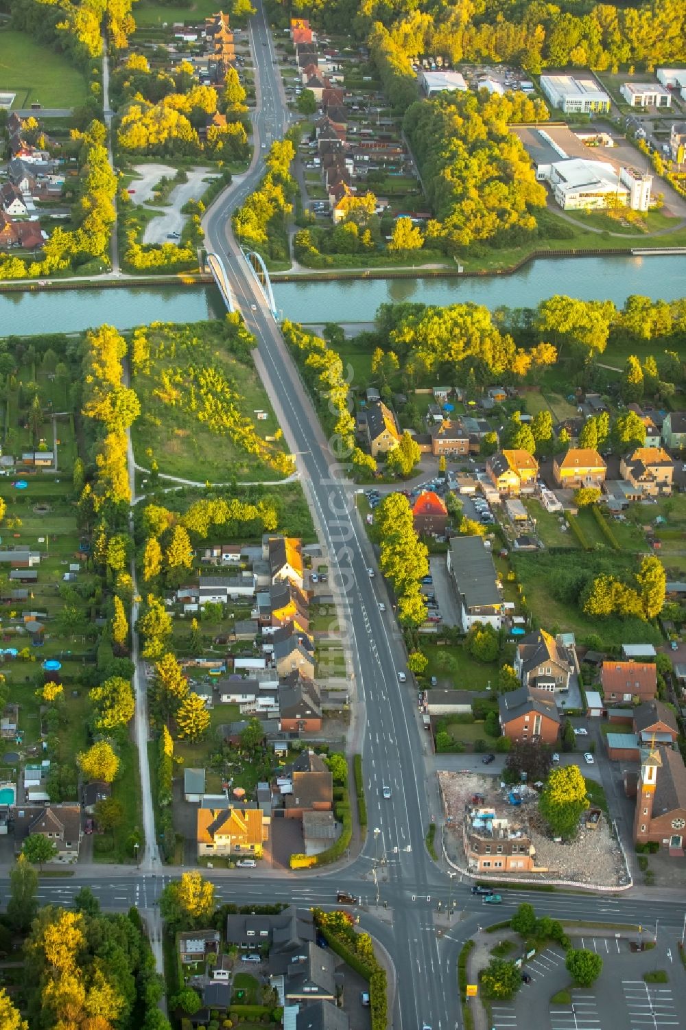 Bergkamen von oben - Straßenführung der Werner Straße mit der Brücke über den Datteln-Hamm-Kanal im Ortsteil Rünthe in Bergkamen im Bundesland Nordrhein-Westfalen, Deutschland