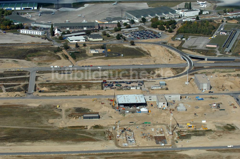 Schönefeld von oben - Straßenführung zum Flughafen Berlin-Schönefeld BBI (SXF) im Nordosten