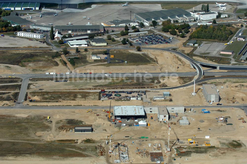 Schönefeld aus der Vogelperspektive: Straßenführung zum Flughafen Berlin-Schönefeld BBI (SXF) im Nordosten