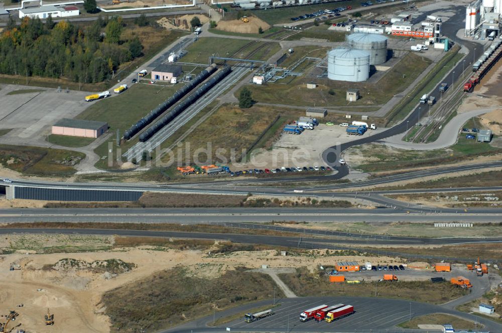 Schönefeld von oben - Straßenführung zum Flughafen Berlin-Schönefeld BBI (SXF) im Nordosten