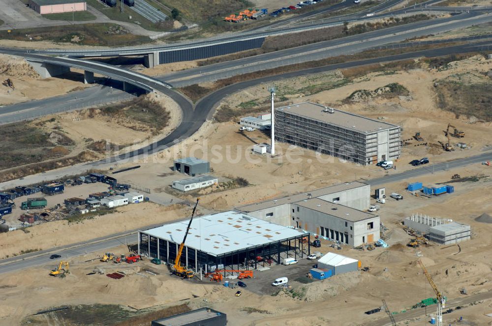 Schönefeld aus der Vogelperspektive: Straßenführung zum Flughafen Berlin-Schönefeld BBI (SXF) im Nordosten