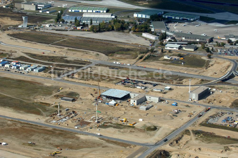 Schönefeld aus der Vogelperspektive: Straßenführung zum Flughafen Berlin-Schönefeld BBI (SXF) im Nordosten