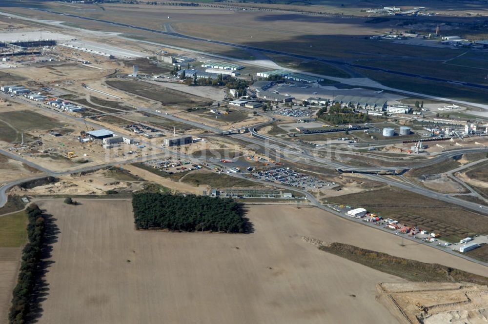 Luftaufnahme Schönefeld - Straßenführung zum Flughafen Berlin-Schönefeld BBI (SXF) im Nordosten