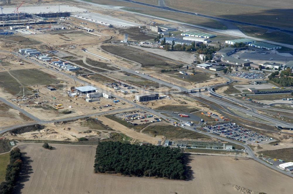 Schönefeld von oben - Straßenführung zum Flughafen Berlin-Schönefeld BBI (SXF) im Nordosten