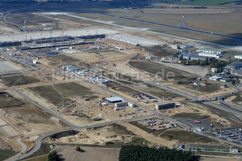 Schönefeld aus der Vogelperspektive: Straßenführung zum Flughafen Berlin-Schönefeld BBI (SXF) im Nordosten