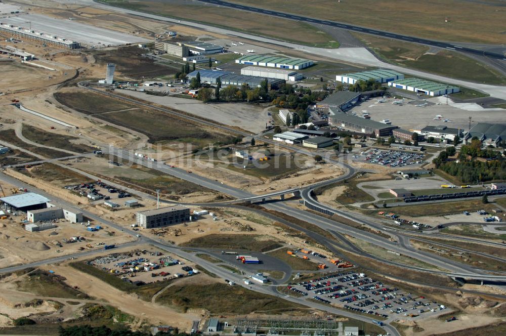 Schönefeld von oben - Straßenführung zum Flughafen Berlin-Schönefeld BBI (SXF) im Nordosten