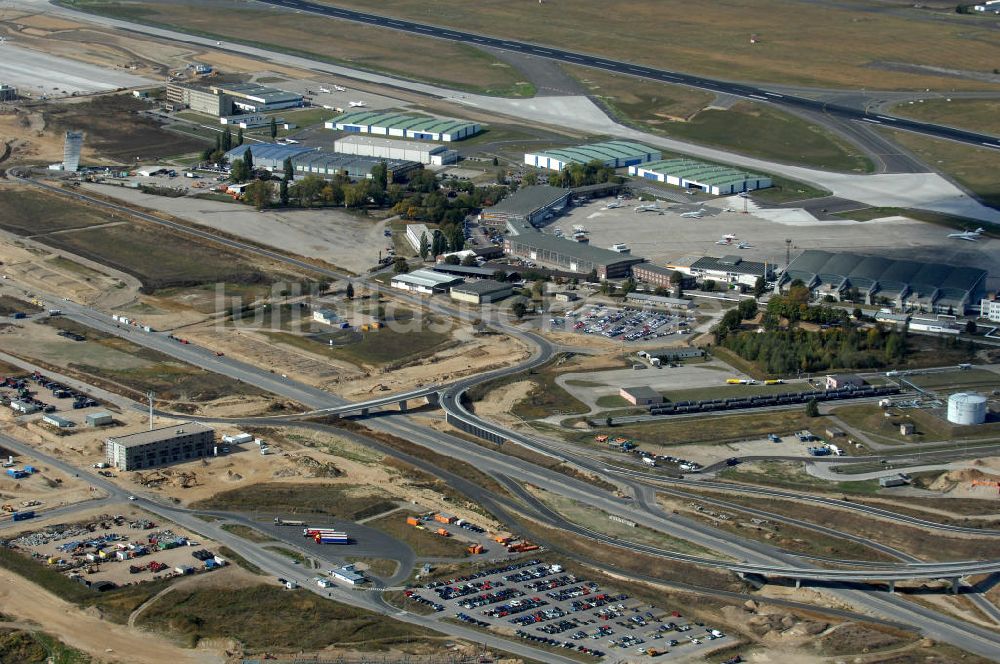 Schönefeld aus der Vogelperspektive: Straßenführung zum Flughafen Berlin-Schönefeld BBI (SXF) im Nordosten