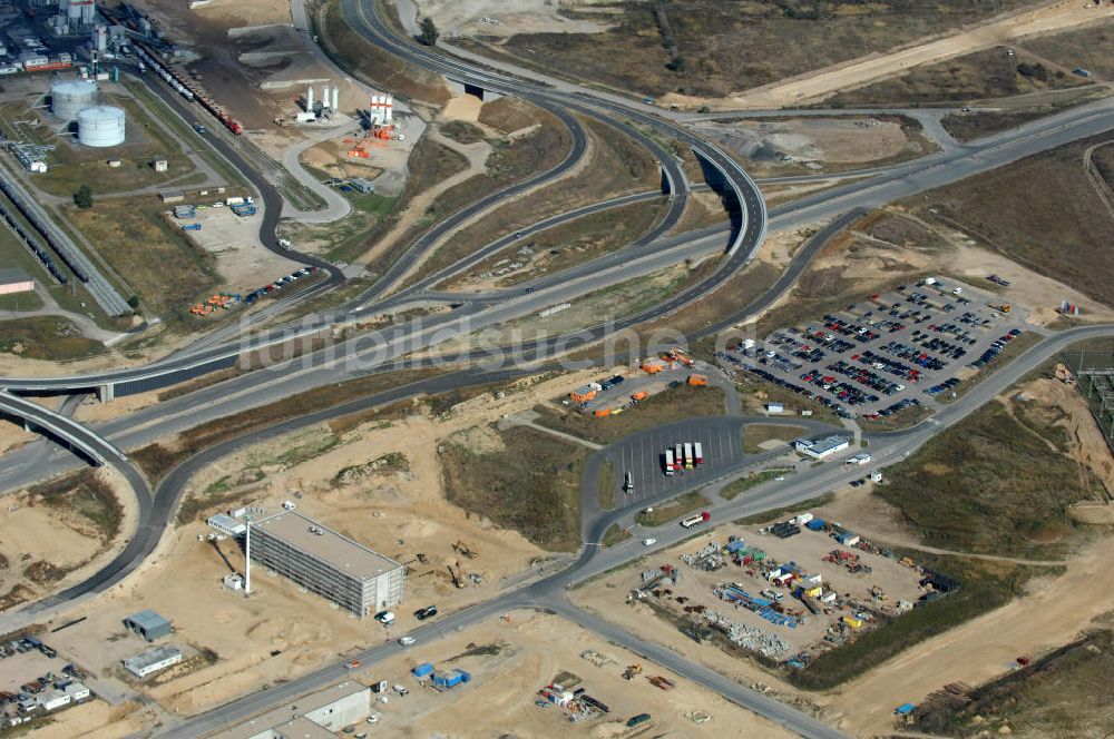 Schönefeld von oben - Straßenführung zum Flughafen Berlin-Schönefeld BBI (SXF) im Nordosten