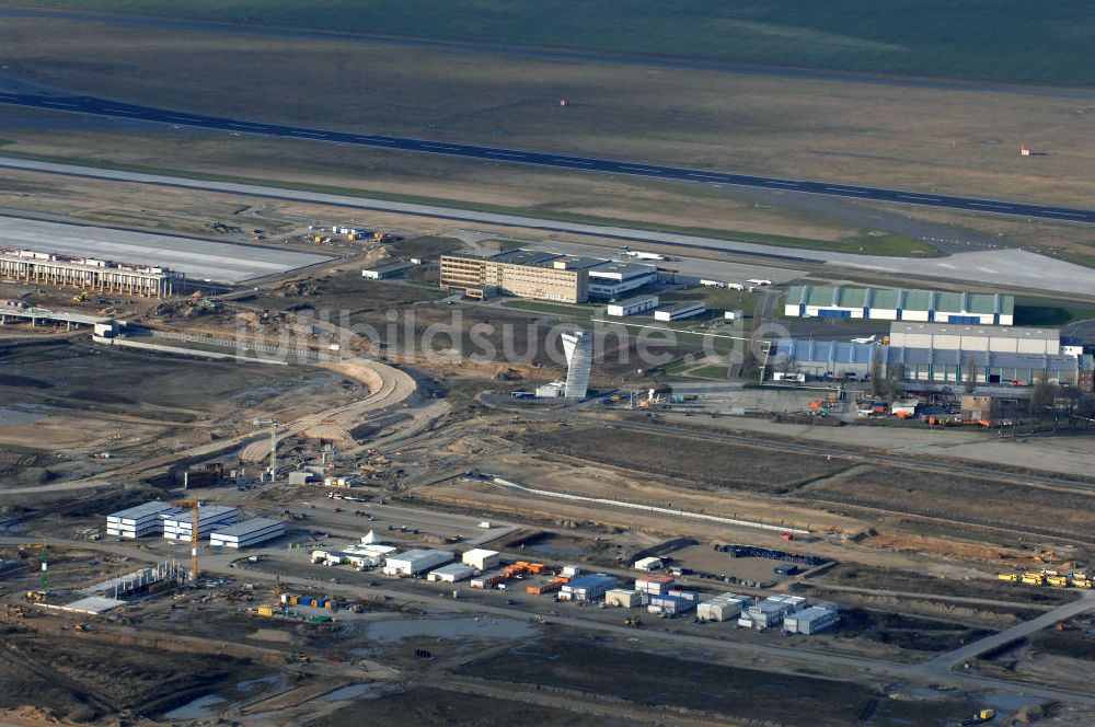 Luftaufnahme Schönefeld - Straßenführung zum Flughafen Berlin-Schönefeld BBI (SXF) im Nordosten