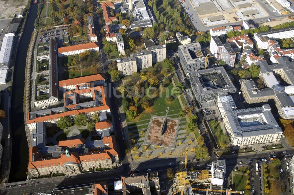 Berlin von oben - Straßenkarree Habersaathstraße, Schwarzer Weg, Invalidenstraße und Scharnhorststraße in Berlin-Mitte