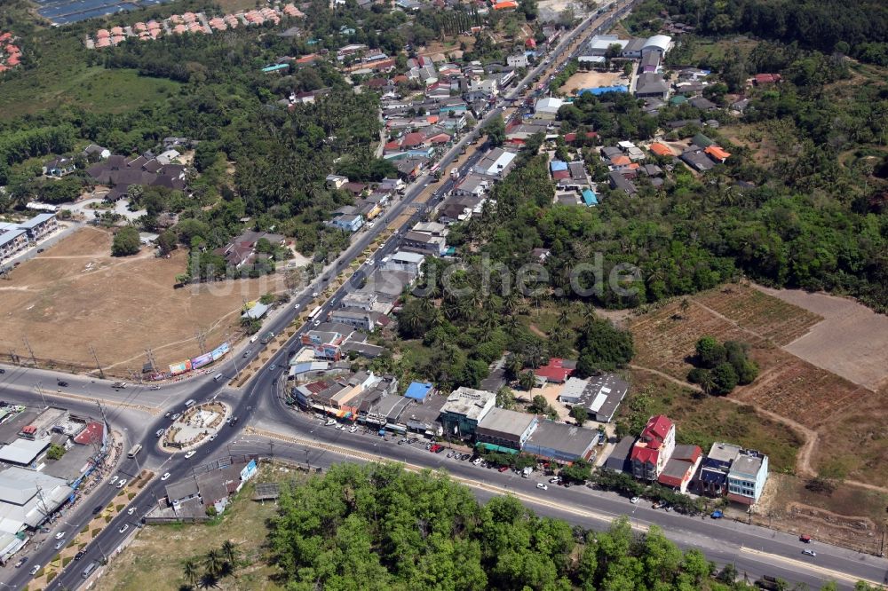 Luftbild Si Sunthon - Straßenkreuzung bei Thani Village in Si Sunthon auf der Insel Phuket in Thailand