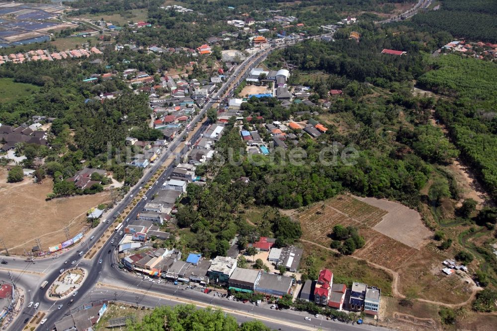 Luftaufnahme Si Sunthon - Straßenkreuzung bei Thani Village in Si Sunthon auf der Insel Phuket in Thailand