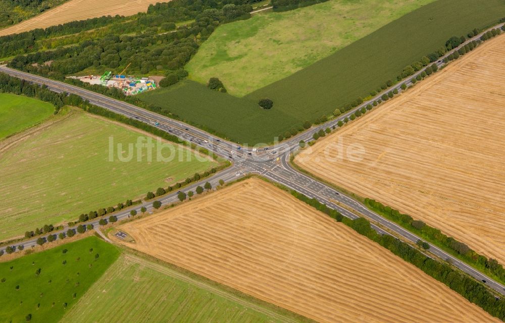 Luftaufnahme Dortmund - Straßenkreuzung in Getreidefeldern in Mengede im Bundesland Nordrhein-Westfalen NRW