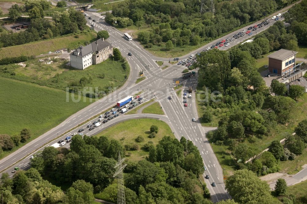 Bottrop aus der Vogelperspektive: Straßenkreuzung Prosperstraße - Arensbergstraße an der Bundesstraße B224 in Bottrop im Bundesland Nordrhein-Westfalen