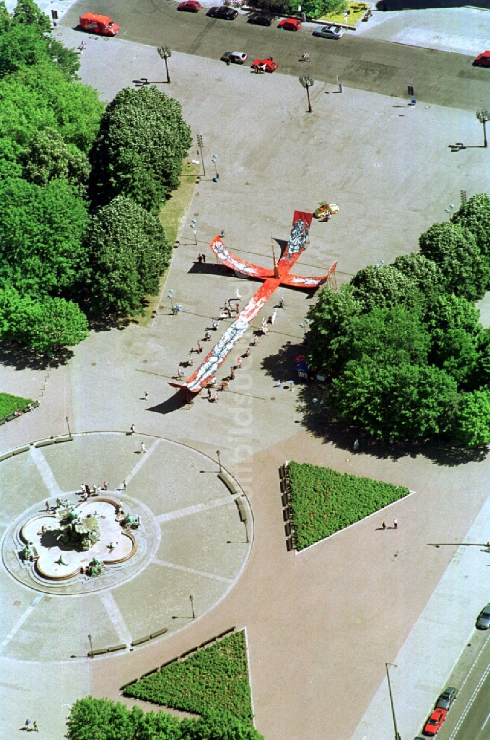 Luftaufnahme Berlin - Straßenkunstaktion unweit des Neptunbrunnen am Alexanderplatz in Berlin Mitte