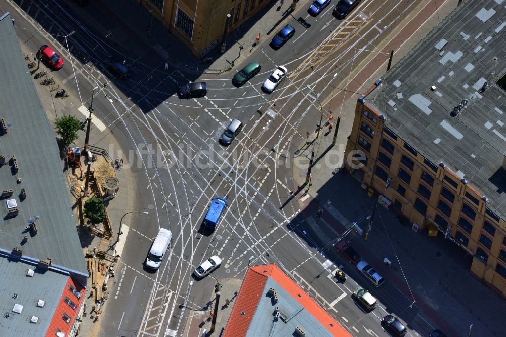 Berlin Schöneweide aus der Vogelperspektive: Straßenmarkierungen auf der Fahrspur der Kreuzung Wilhelminenhofstraße in Berlin - Schöneweide