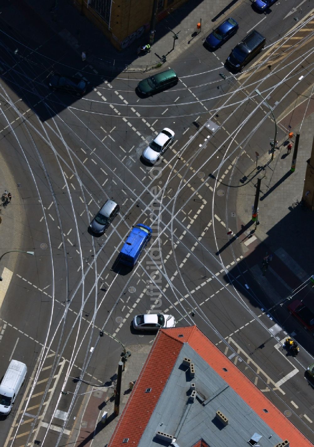 Luftbild Berlin Schöneweide - Straßenmarkierungen auf der Fahrspur der Kreuzung Wilhelminenhofstraße in Berlin - Schöneweide