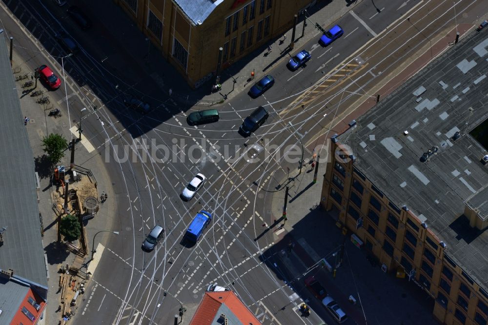 Luftaufnahme Berlin Schöneweide - Straßenmarkierungen auf der Fahrspur der Kreuzung Wilhelminenhofstraße in Berlin - Schöneweide