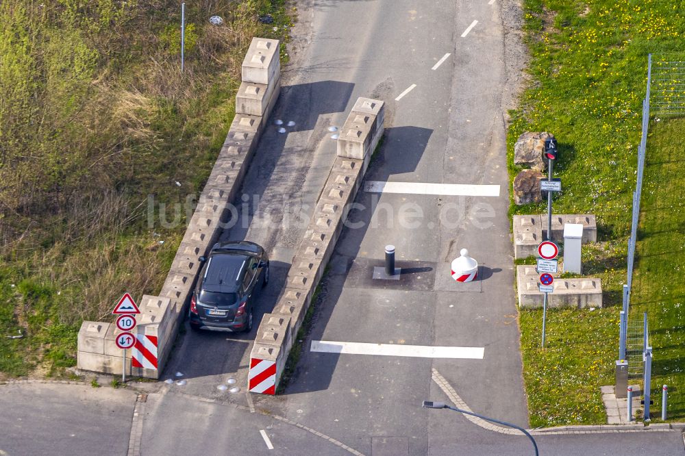 Hamm von oben - Straßensperre mit Betonelementen in Hamm im Bundesland Nordrhein-Westfalen, Deutschland