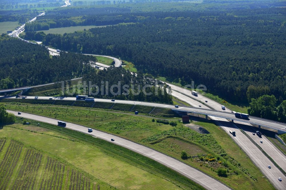 Luftaufnahme Nuthetal - Straßenverkehr auf dem Autobahndreieck Nuthetal am südlichen Berliner Ring im Bundesland Brandenburg